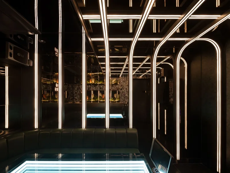 울산 호프 인테리어 시공사례 — 빅골드클래스소주호프노래타운, 통로부터 이어지는 라인조명
